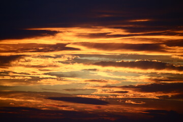 雲の隙間から見える夕焼け