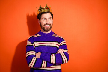 Obraz premium Photo of handsome young guy king crossed hands look empty space dressed stylish striped purple garment isolated on orange color background
