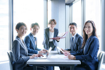 ビジネスパーソン　会議室　ポートレート