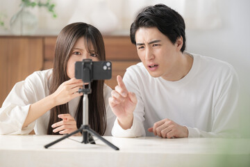 カップルで動画配信する男女のイメージ　アンチコメントで嫌な気持ちに