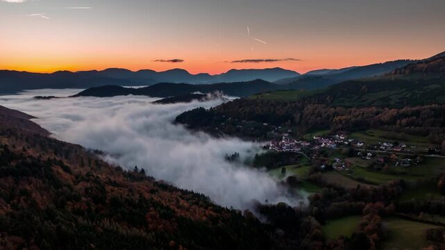 Hyperlapse du paysage brumeux dans les montagnes des Vosges 