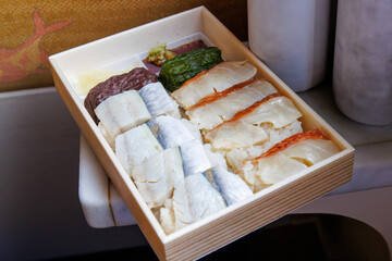 美味しい炙り金目鯛と小鯵押寿司の駅弁を電車内で食す。
伊豆半島の海岸線を走る列車、伊豆急行線の車窓からの風景。
この日の電車は特別仕立ての赤いリゾート21、キンメ電車だった。

静岡県伊豆半島、伊豆急行線車内-2024年
