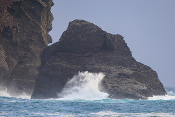 岩礁に当たる白波が美しいヒリゾ浜の青い海。

静岡県伊豆半島賀茂郡南伊豆町中木ヒリゾ浜2024年

