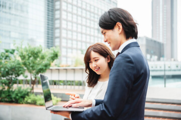 Fototapeta premium 都会のビジネスマン、ビジネスウーマン（ノートPC） 