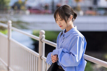 落ち込む女性　depressed