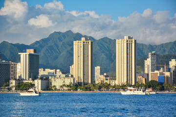 Obraz premium Waikiki skyline view from boat with Koolau mountains in the background in Honolulu on Oahu, Hawaii. 