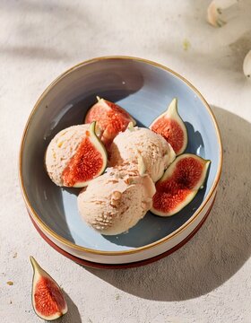 Helado de higo en bowl