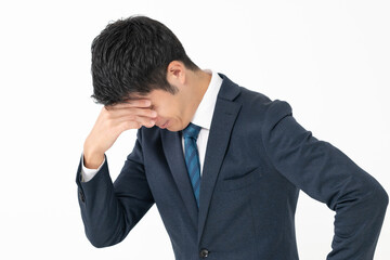 頭を抱えるビジネスマン
