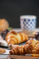 the continental breakfast is a practical and delicious option that offers a good variety of foods to start the day with energy