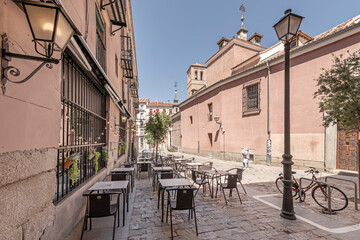 The design of facades can also include decorative elements, such as balconies, terraces, moldings, and eaves