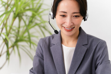 パソコンを操作する若い女性のオペレーター　ビジネスイメージ	
