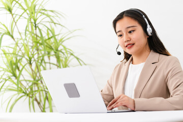 若い女性のオペレーター　ビジネスイメージ	
