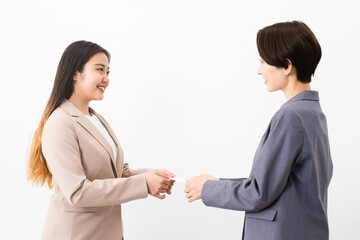 ビジネススーツを着た2人の女性　ビジネスイメージ	
