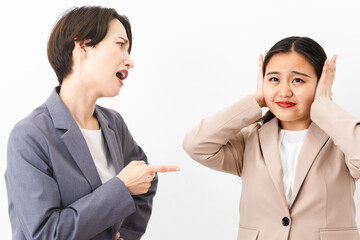 ビジネススーツを着た2人の女性　ビジネスイメージ	
