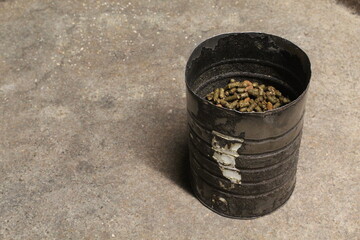 Fototapeta premium Old tin can with grain