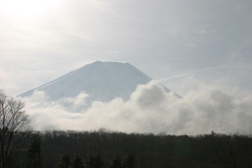 雲の合間に富士山が見れた。（日本）