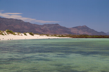 Aguas color turquesa de la hermosa isla Coronado en Loreto Baja California Sur, México