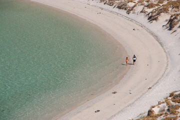 Turistas disfrutando de la playa Balandra en México