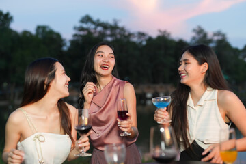 Friends are celebrating at a party, nightclubs are raising wine glasses to celebrate friendship.
