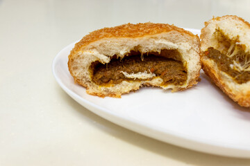 半分に割ったカレーパンの断面