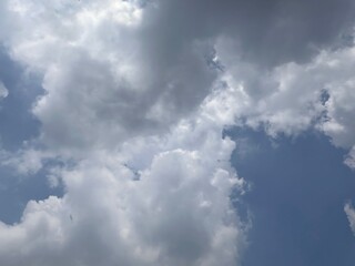 Obraz premium Photo of dark clouds during the day, a sign of rain, is suitable for background and wallpaper