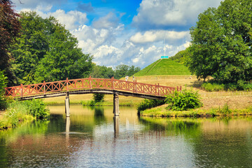 Obraz premium Branitzer Park bei Cottbus - Deutschland - Brandenburg - Brücke - Bridge - Wasser - Sommer - Wolken - Grün - - Reflection - Summer - Island - Cloud 