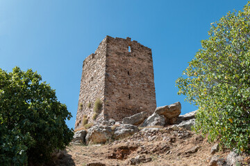 Torre principal do Castelo de Penas Róias com o Céu Azul como fundo. Um símbolo de poder e...