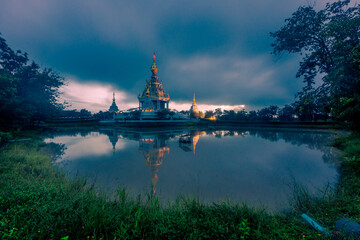 Obraz premium The background of an important tourist attraction in Khon Kaen Province (Wat Thung Setthi) is a large pagoda in the middle of a swamp, tourists always come to see the beauty in Thailand