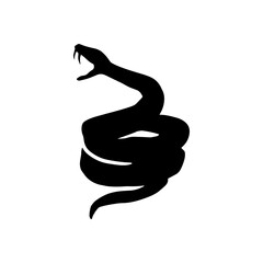 とぐろを巻き鎌首をもたげ牙をむいた蛇のモノクロシルエットイラスト