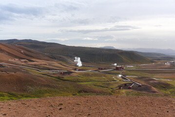 Budynki na zboczu wulkanu © Anna