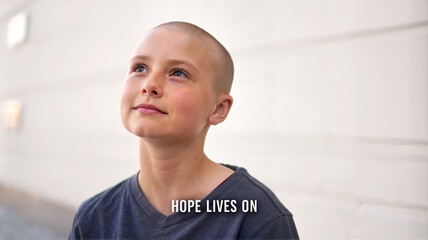 Obraz premium Bald child with hopeful expression for cancer awareness