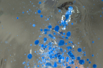 farbe tropfen wasser blau perspektove von unten froschperspektive