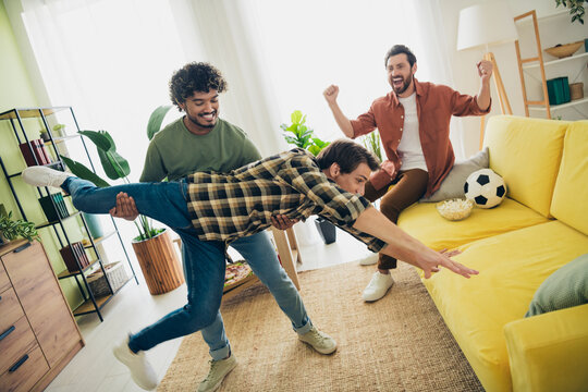 Fototapeta Full size photo of company three friends laugh fight hang out weekend modern interior apartment indoors