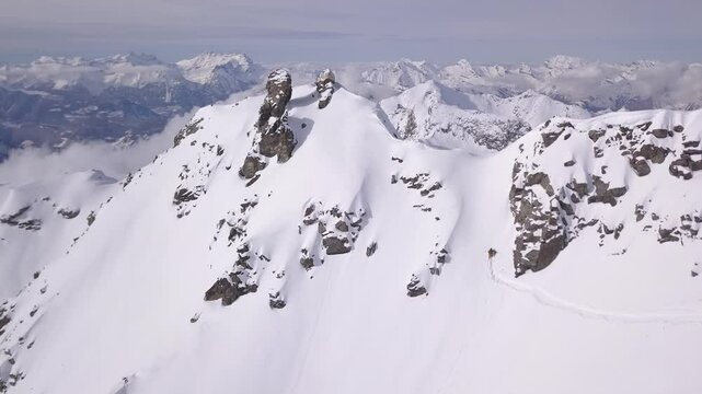 Drone Skieur grimpant