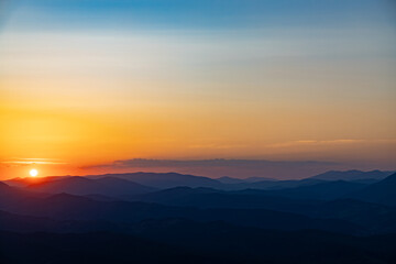 Obraz premium Sunset on the top of the mountain, mountain peaks on the background of the mountain landscape.