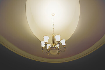 シャンデリア　円形の天井