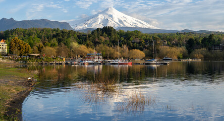 Epic panoramic view of Pucon in La Poza viewpoint with calm waters of Villarrica Lake and stunning Villarrica volcano. Pucon, Araucania, Chile © Pajaros Volando