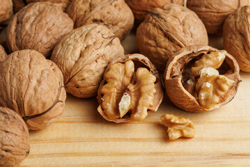 Grupo de nueces sobre tabla de cocina