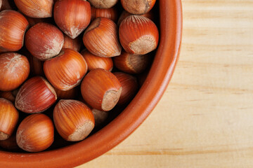 Grupo de avellanas con espacio negativo en recipiente de barro