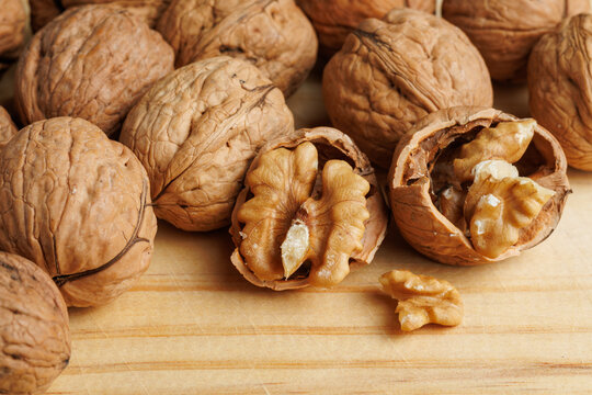 Grupo de nueces sobre tabla de cocina