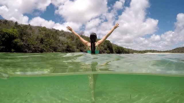 mulher de f&eacute;rias em &aacute;guas limpas 