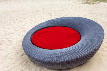 Fauteuil de plage en osier avec coussin rouge 