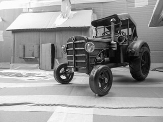 Spielzeug Traktor Model in Karton Modell-Landschaft in Schwarz Weiss