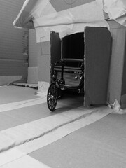 Historisch, Oldtimer, Berta Benz Motorwagen Modell in Karton Modell Landschaft in Schwarz Weiss