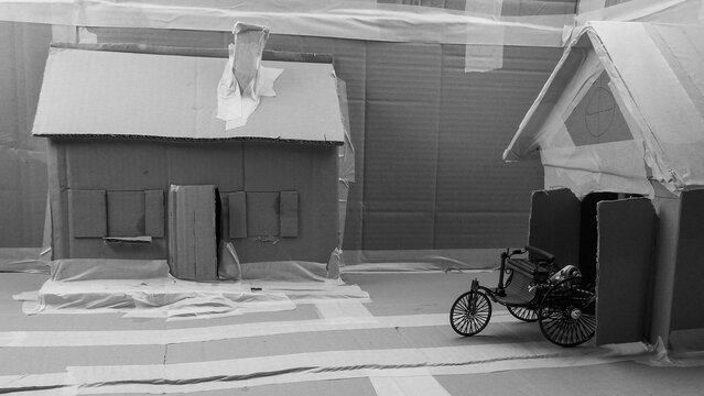 Historisch, Oldtimer, Berta Benz Motorwagen Modell in Karton Modell Landschaft in Schwarz Weiss