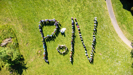 Photo aérienne d'un groupe en forme de coeur, mariage	
