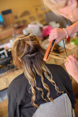 Coiffeuse, coiffure de mariage, chignon
