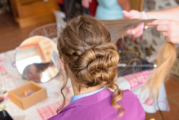 Fototapeta premium Coiffeuse, Coiffure et chignon de mariage, coupe de cheveux