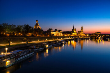 Aussicht von der Carolinabrücke in Dresden bei blauer Stunde, Deutschland