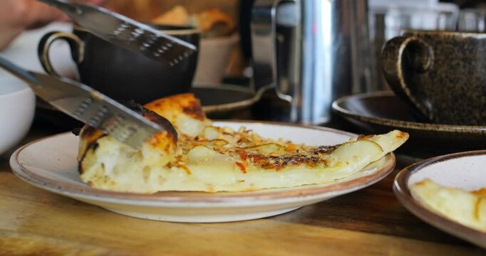 Delicious cheese flatbread in restaurant. delicious slice of bread is served, emphasizing cozy atmosphere of restaurant and delicious cuisine. concept of cheese pizza in restaurant